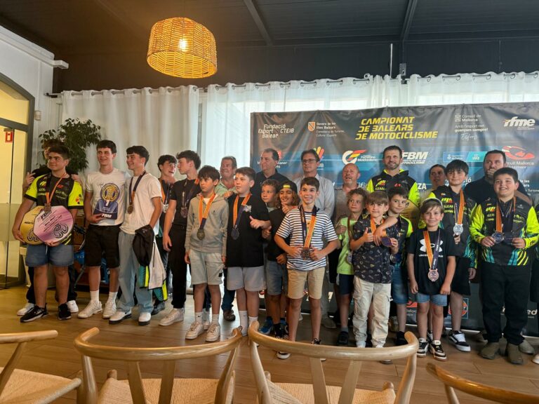 Foto de grupo de pilotos galardonados en la Gala de Entrega de Premios 2024 de la Federació Balear de Motociclisme en Ibiza