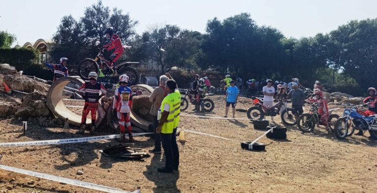 Pilotos durante el IX Trial de Muro 2025 en el Poliesportiu Municipal, prueba del Campionat de Balears de Trial organizada por la Federació Balear de Motociclisme.