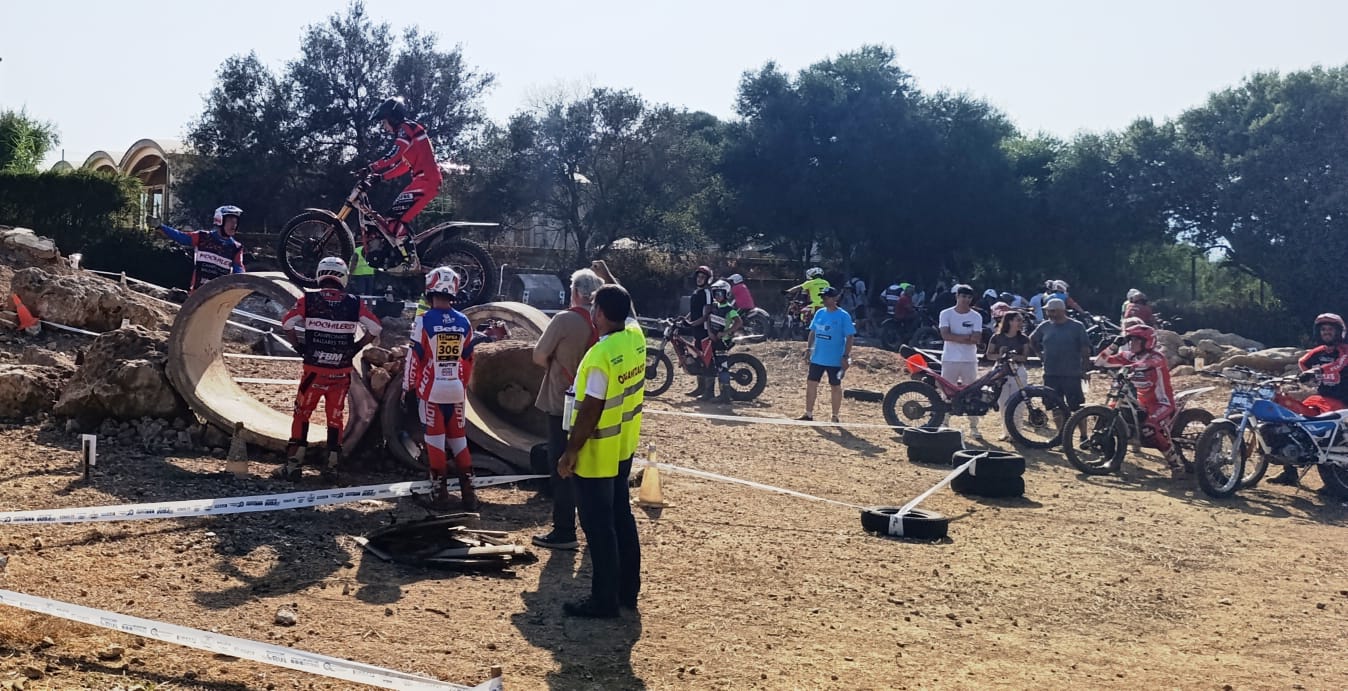 Pilotos durante el IX Trial de Muro 2025 en el Poliesportiu Municipal, prueba del Campionat de Balears de Trial organizada por la Federació Balear de Motociclisme.