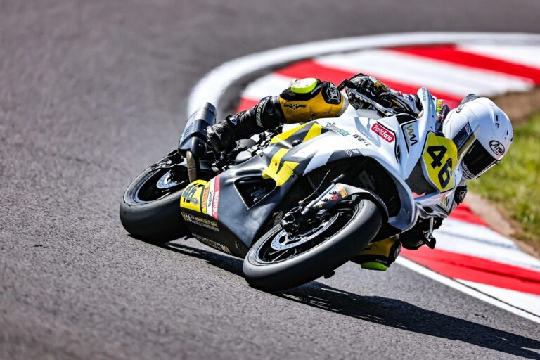 Pakita Ruiz en acción durante el Round 3 del WorldWCR en Donington Park, pilotando bajo condiciones técnicas adversas.
