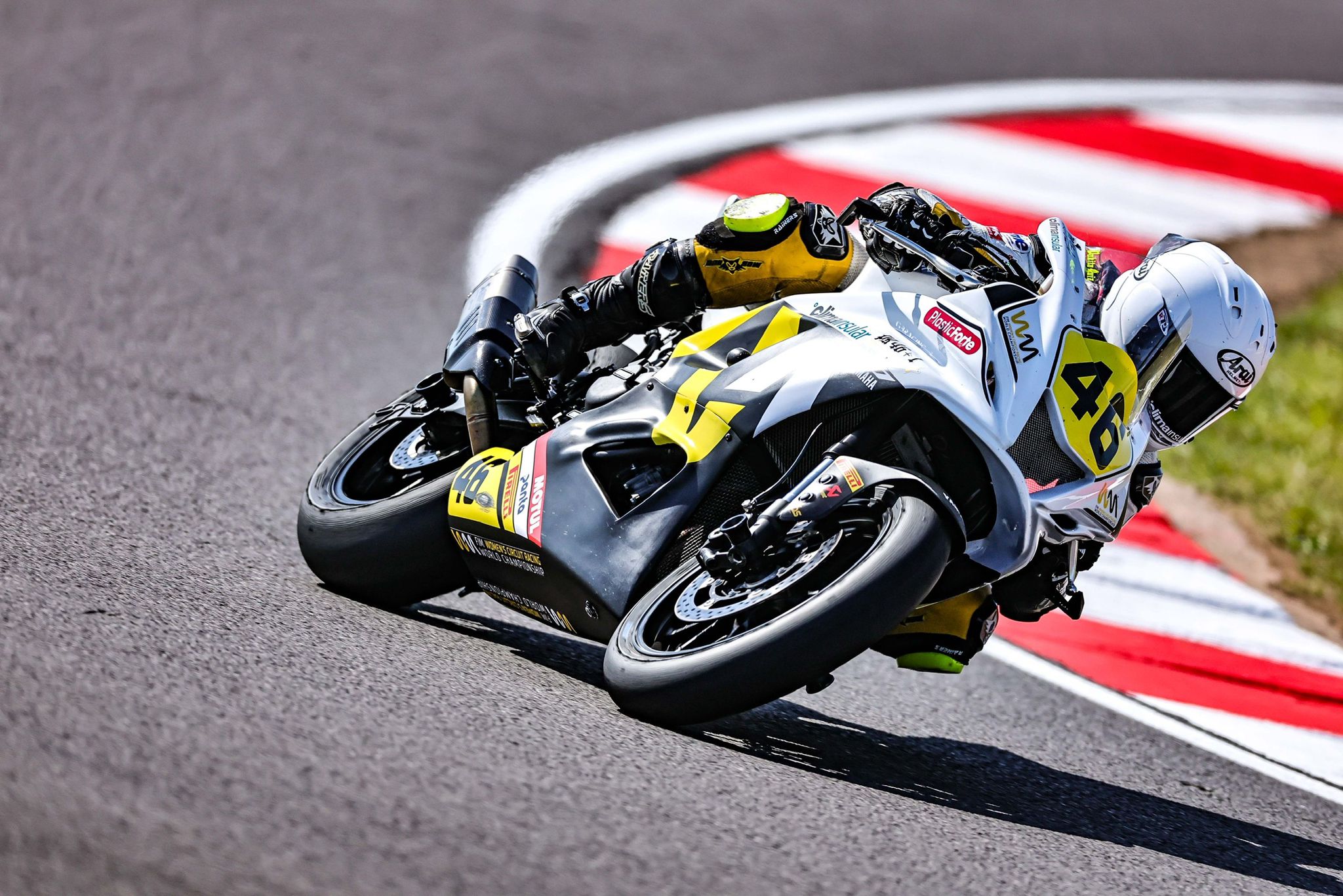 Pakita Ruiz en acción durante el Round 3 del WorldWCR en Donington Park, pilotando bajo condiciones técnicas adversas.