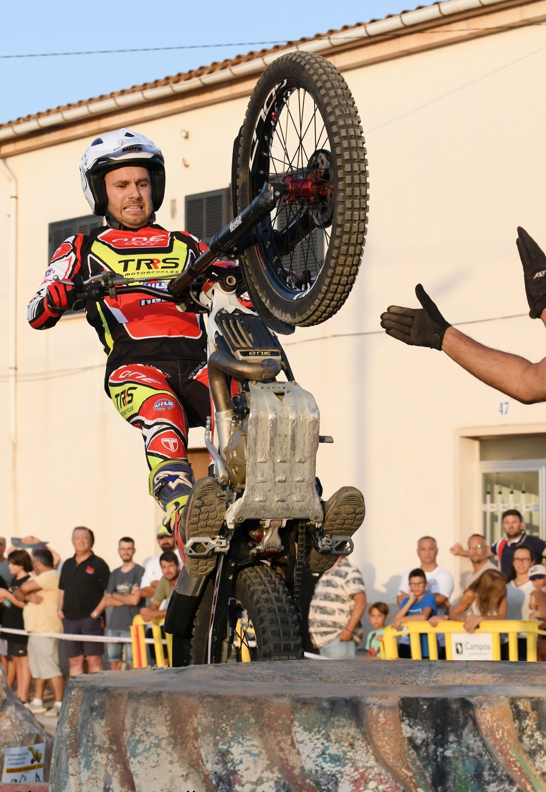 Exhibición de trial en Campos el 8 de agosto de 2025 con participación de Mateu Crespí, Moto Club Calvià y Escola de L’Ofre.
