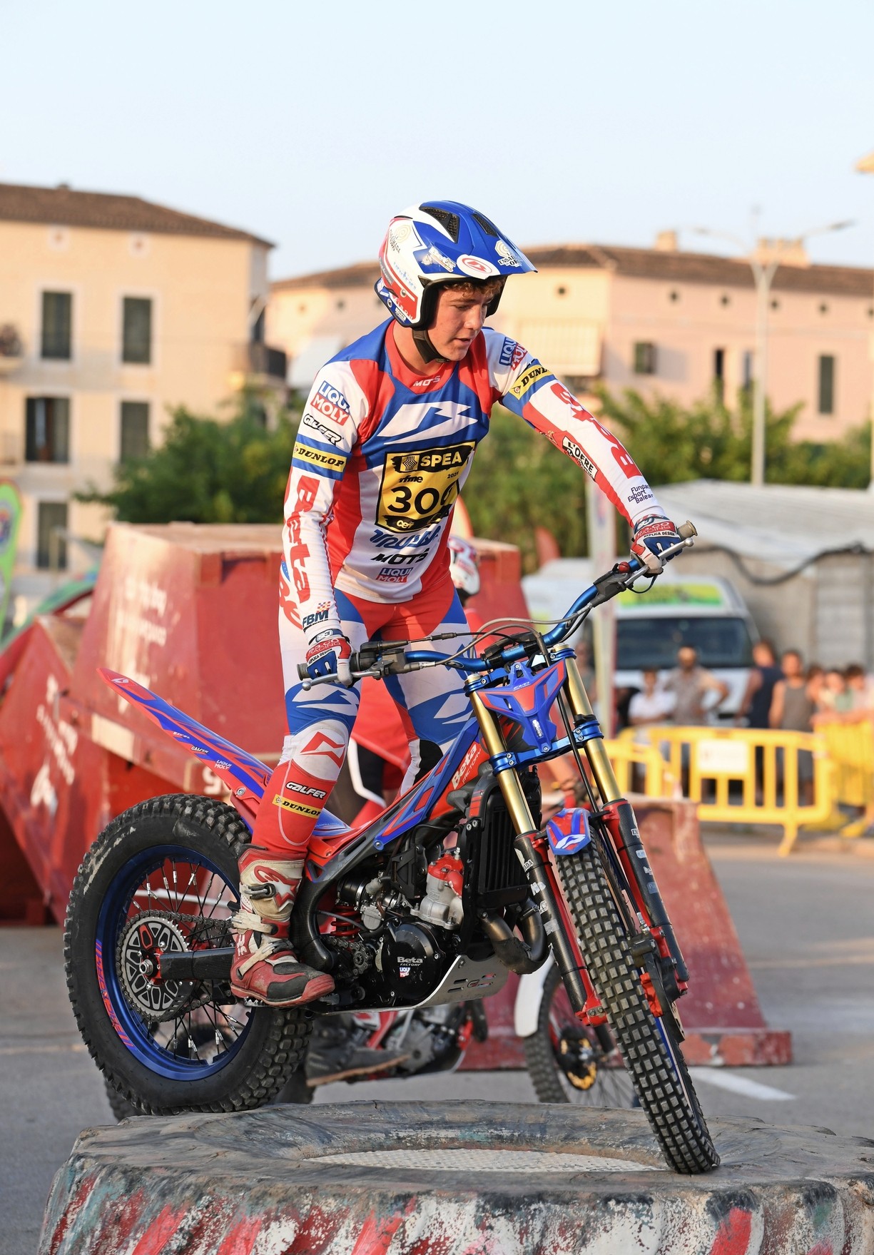 Exhibición de trial en Campos el 8 de agosto de 2025 con participación de Mateu Crespí, Moto Club Calvià y Escola de L’Ofre.