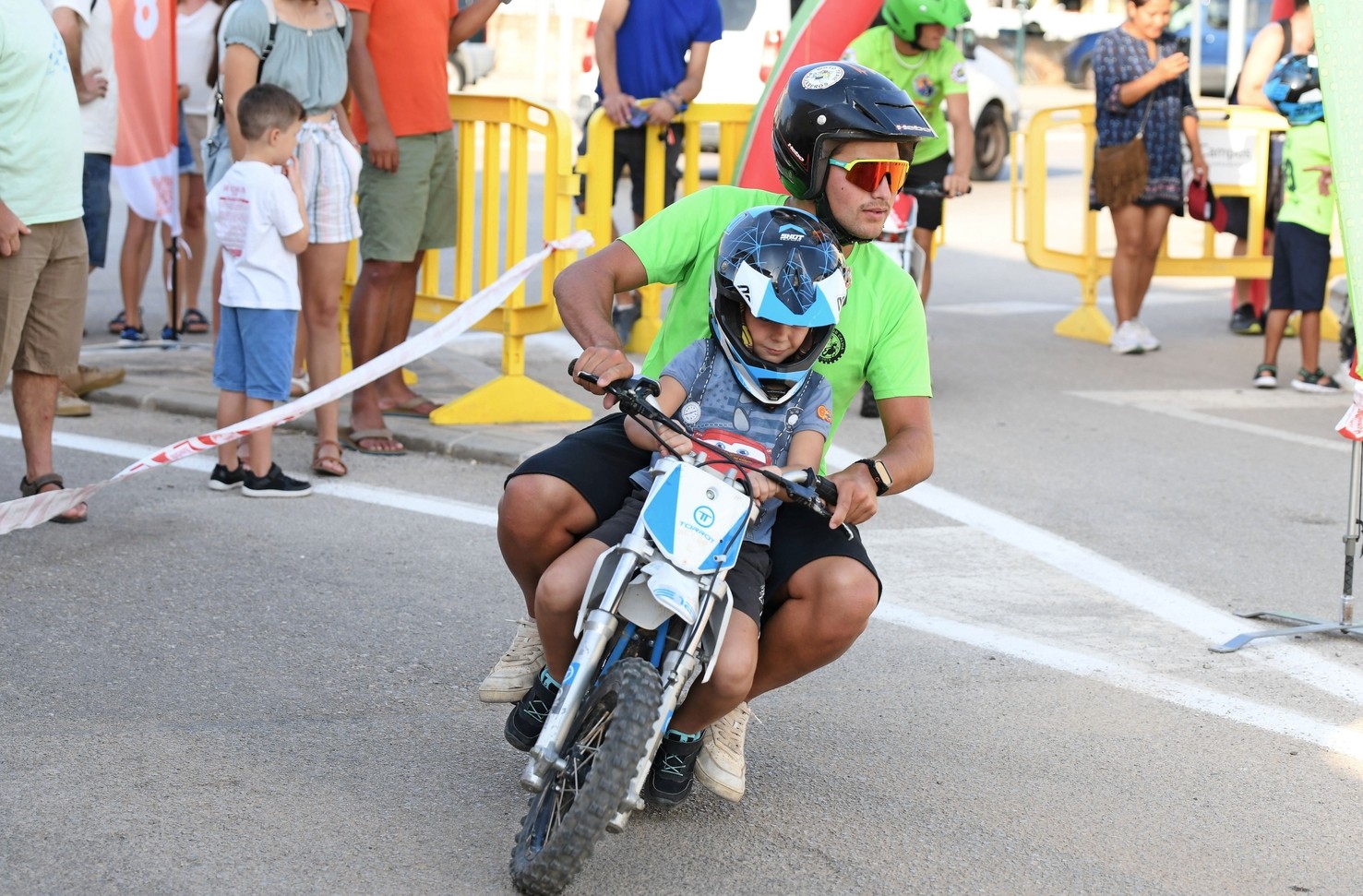 Exhibición de trial en Campos el 8 de agosto de 2025 con participación de Mateu Crespí, Moto Club Calvià y Escola de L’Ofre.