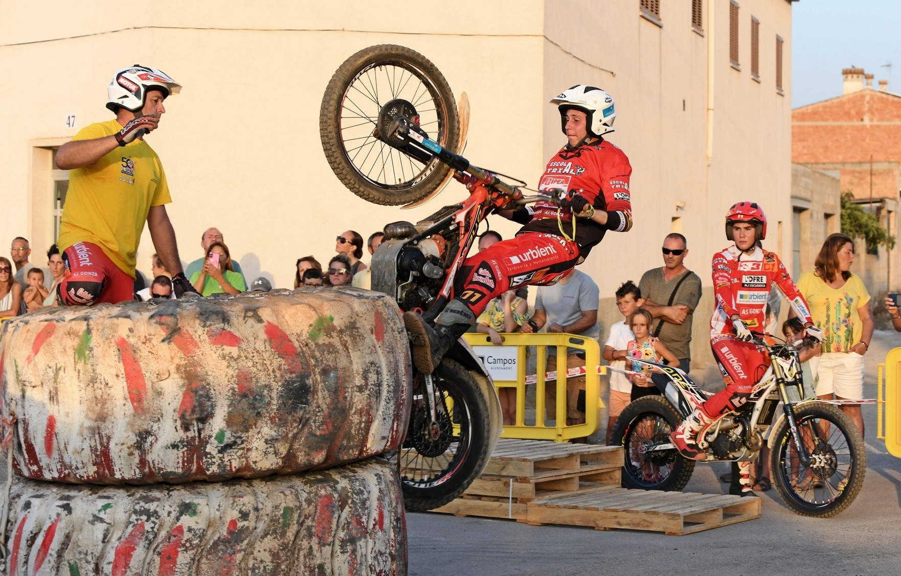 Exhibición de trial en Campos el 8 de agosto de 2025 con participación de Mateu Crespí, Moto Club Calvià y Escola de L’Ofre.