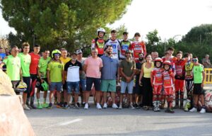 Foto grupal de la exhibición de trial en campos el 8 de agosto de 2025