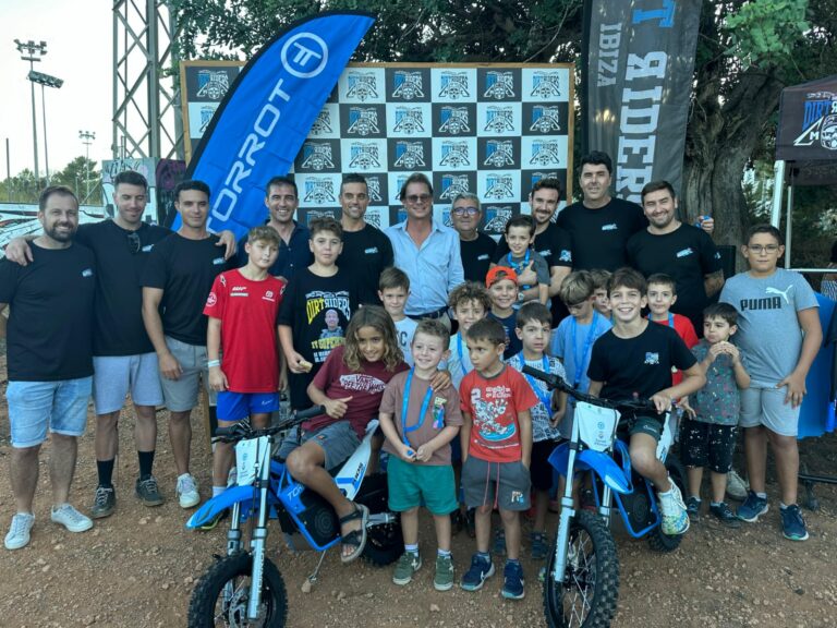 Entrega de motos a Escuela de Motocross DirtRiders MC Ibiza