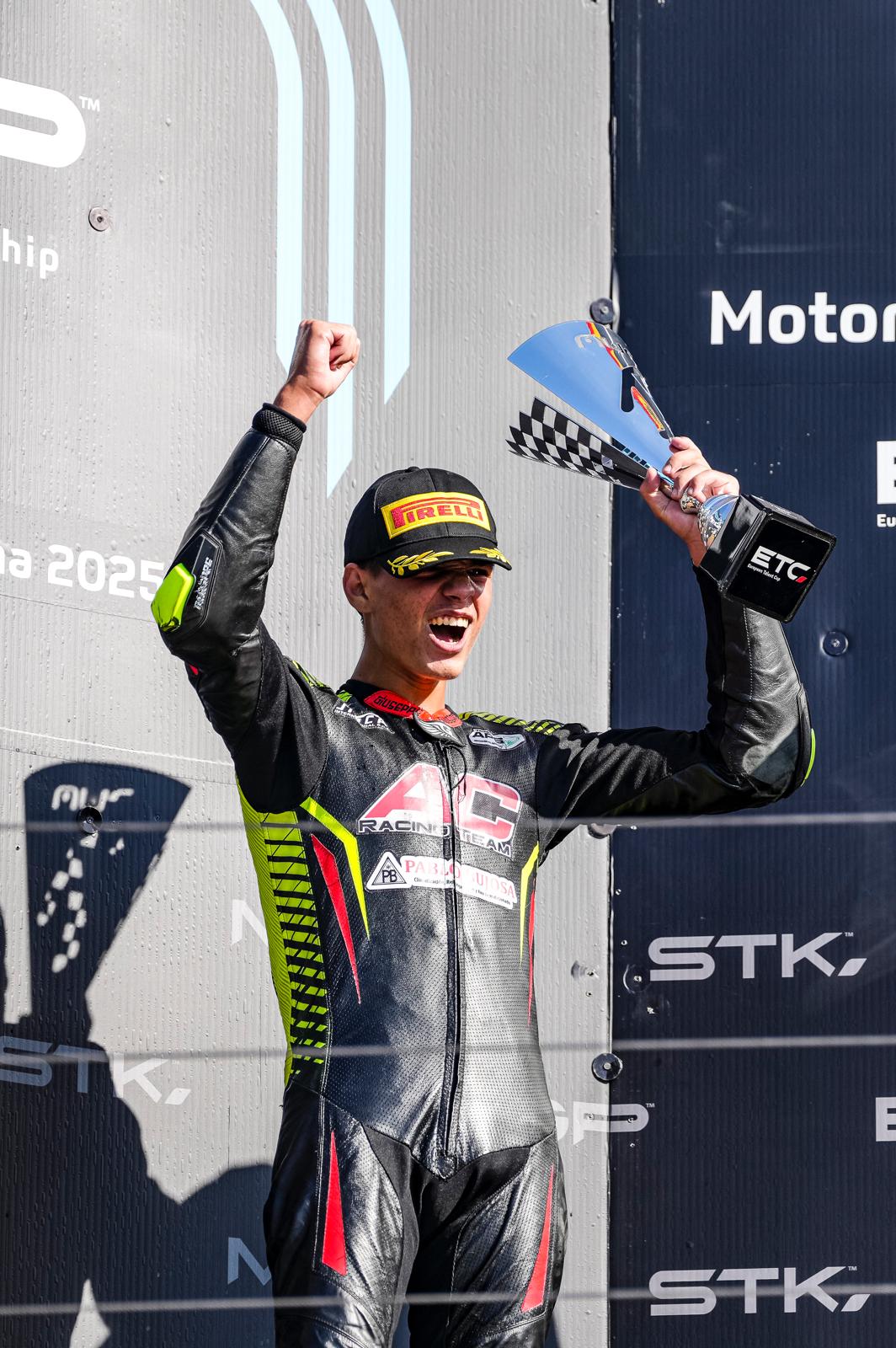 Fernando Bujosa en el podio de Misano, sumando dos nuevos resultados clave en la lucha por el título de la European Talent Cup 2025.
