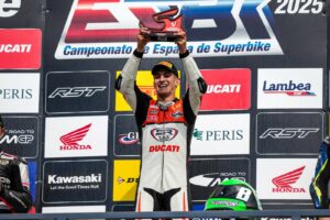 Marco Tapia en el podio del ESBK Navarra 2025, tras lograr una victoria y un segundo puesto en Supersport Next Generation.