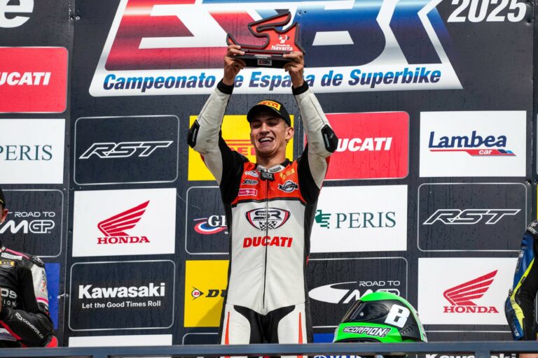 Marco Tapia en el podio del ESBK Navarra 2025, tras lograr una victoria y un segundo puesto en Supersport Next Generation.