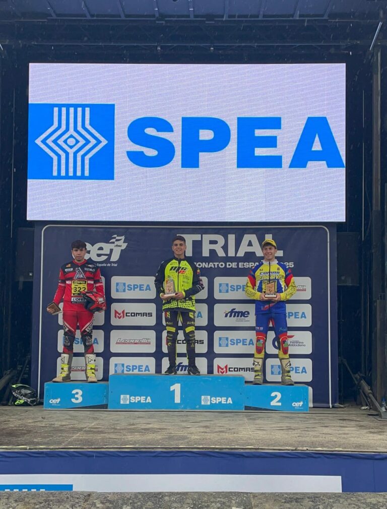 Lluc Llinàs en el podio de Entrimo tras lograr el tercer puesto en Cadete Copa del Campeonato de España de Trial 2025