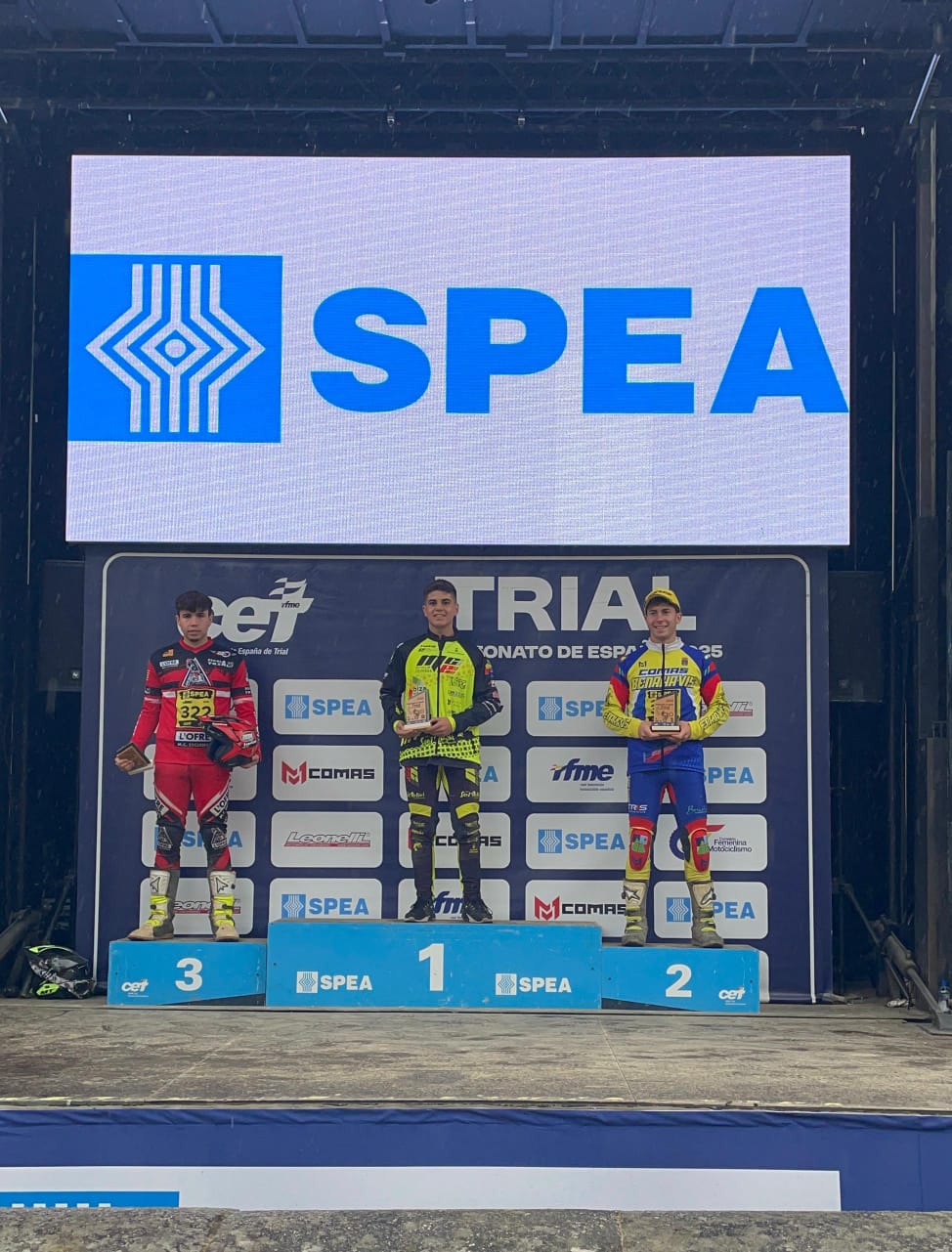 Lluc Llinàs en el podio de Entrimo tras lograr el tercer puesto en Cadete Copa del Campeonato de España de Trial 2025