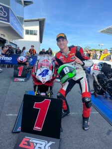 Marco Tapia celebra su victoria en el circuito de Estoril durante el ESBK 2025, donde se consolidó como líder de Supersport NG.