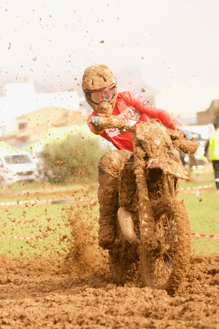 La 6ª Cursa Americana de Motocròs supera la adversidad meteorológica y reúne a 70 pilotos