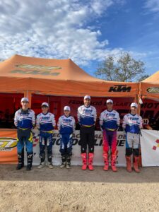 Pilotos del equipo balear compitiendo en el Campeonato de España de Motocross por Autonomías 2025 en el circuito de Mérida.