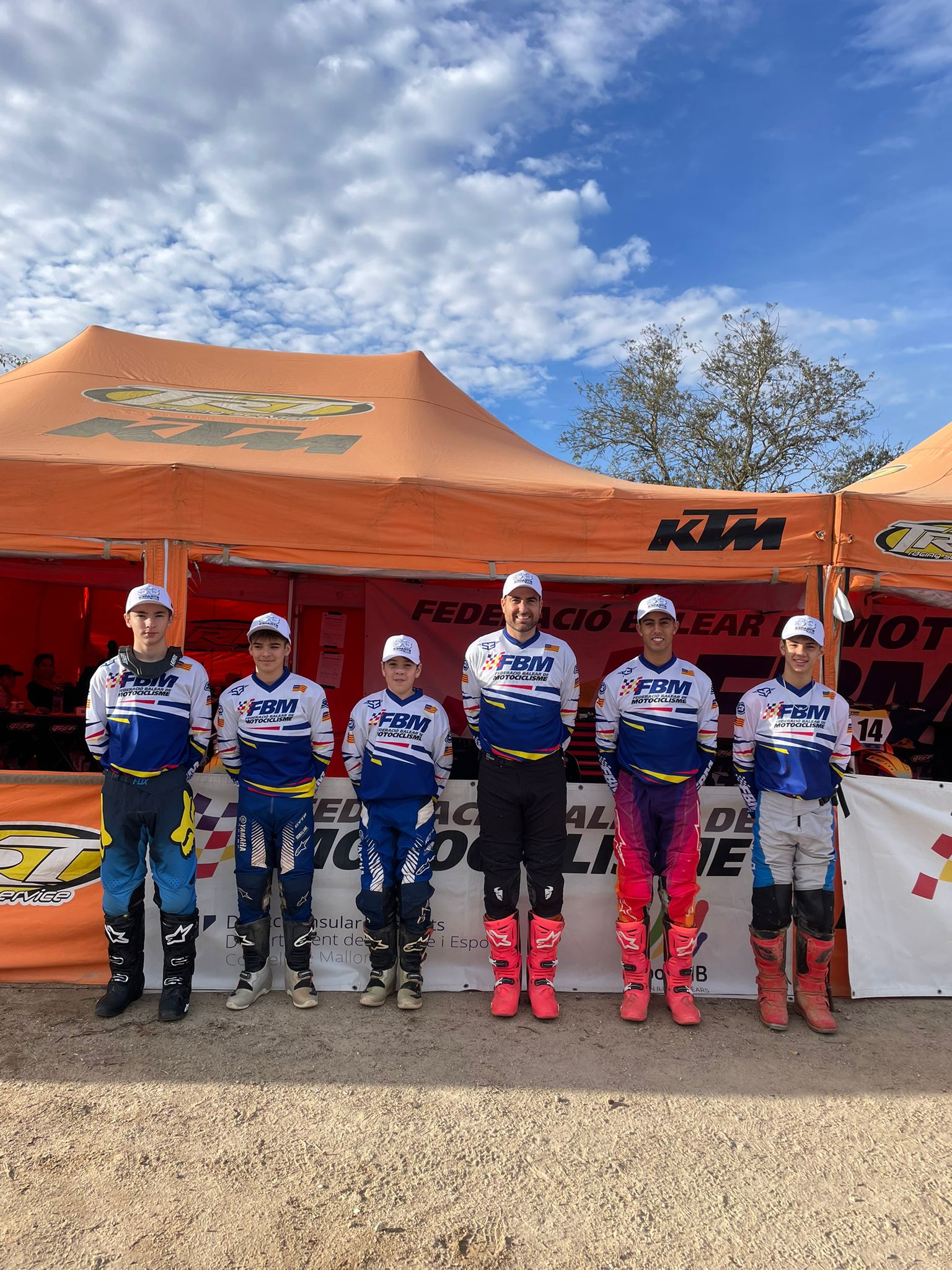 Pilotos del equipo balear compitiendo en el Campeonato de España de Motocross por Autonomías 2025 en el circuito de Mérida.